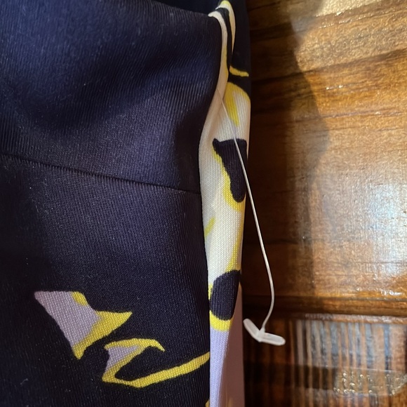 New Floral Cap Sleeve Dress - Picture 3 of 8